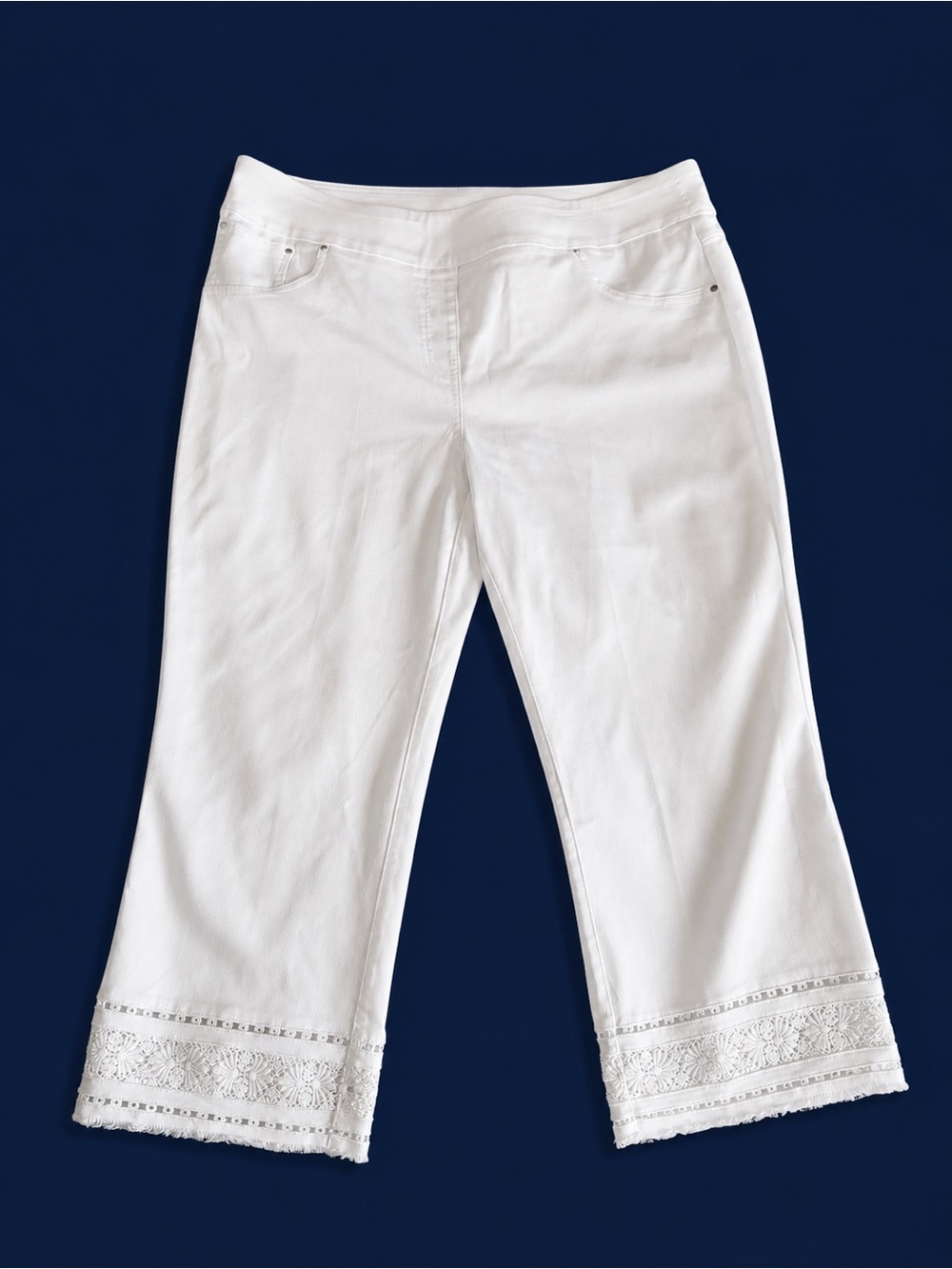 Ruby Rd. White Cropped Lace-Hem Capris